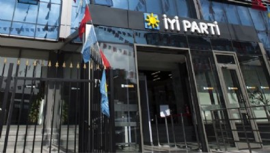 İYİ Part komple dağıldı! Akşener'i istifaya davet ettiler