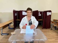 Izmir'de Seçmenler Oy Kullanmaya Basladi