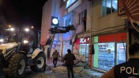 Kutlama Yapilan CHP Ilçe Binasinin Balkonu Çöktü Açiklamasi 3'Ü Agir 8 Yarali