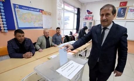 Türkiye sandık başında! İşte yurttan oy verme manzaraları