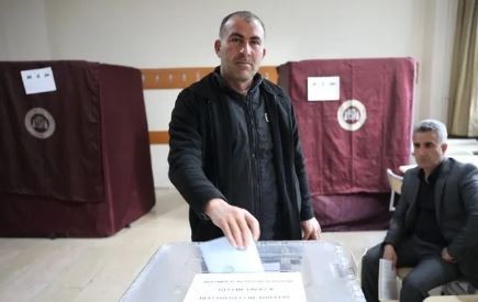 Türkiye sandık başında! İşte yurttan oy verme manzaraları