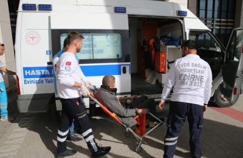 Edirne'den Kars'a sandık manzaraları: Hastalar oy kullanmaya ambulansla gitti