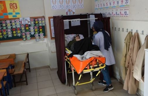 Edirne'den Kars'a sandık manzaraları: Hastalar oy kullanmaya ambulansla gitti