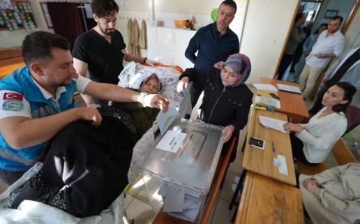 Edirne'den Kars'a sandık manzaraları: Hastalar oy kullanmaya ambulansla gitti