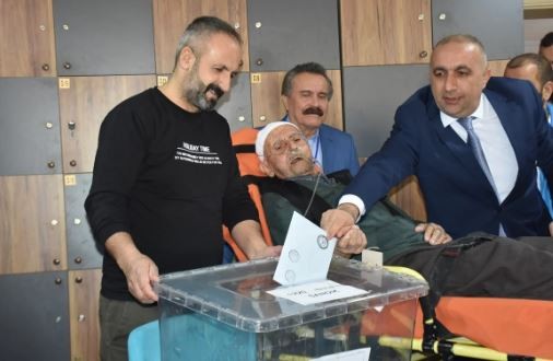 Edirne'den Kars'a sandık manzaraları: Hastalar oy kullanmaya ambulansla gitti
