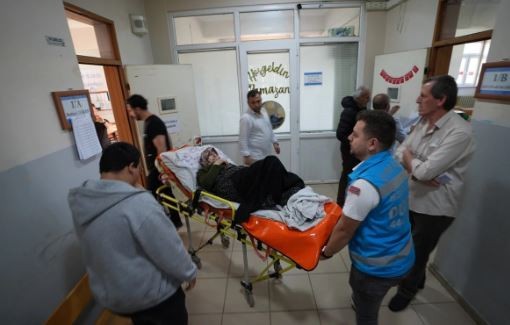 Edirne'den Kars'a sandık manzaraları: Hastalar oy kullanmaya ambulansla gitti
