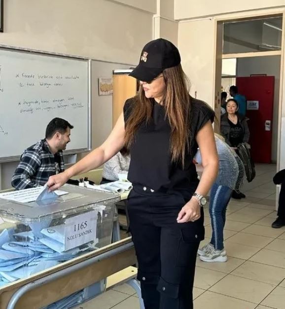 Sanatçılar demokrasi şöleni için göreve koştu! Ünlü isimler 31 Mart yerel seçimlerinde yerel yöneticilerini belirlemek için sandık başına gitti!