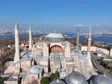 Ayasofya-I Kebir Camii Serifi'ne Ramazan Mahyasi Asildi