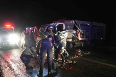 Kilis'te Tir Ile Kamyonet Kafa Kafaya Çarpisti Açiklamasi 1'I Agir 3 Yarali