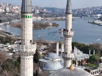 Ramazan Ayinin Simgesi Mahyalarin Ilki Eyüpsultan Camii'ne Asildi Açiklamasi 'Ramazan Kur'an Ayidir'