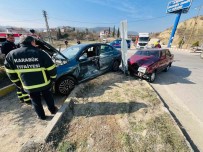 Karabük'te Iki Otomobil Çarpisti Açiklamasi 3 Yarali