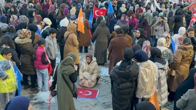 Cumhurbaskani Erdogan Konusurken Türk Bayragini Önüne Birakip Miting Alaninda Namaz Kildi
