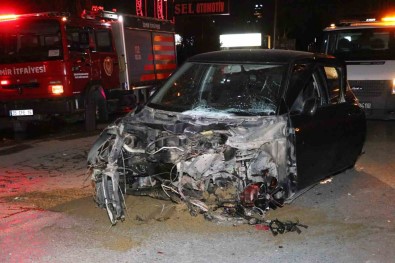 Izmir'de Refüje Çarpan Otomobil Taklalar Atti Açiklamasi 1 Ölü