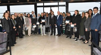 Lapseki'de Budama Egitimini Tamamlayan Kadinlar Sertifikalarini Aldi