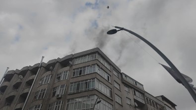 Sultangazi'de 5 Katli Binada Korkutan Yangin Açiklamasi Mahsur Kalan 3'Ü Çocuk 7 Kisi Kurtarildi