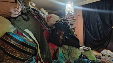 Sultangazi'de Bir Evden 7 Kamyon Çöp Çikti