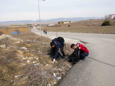 Yol Kenarindaki Atiklardan Rahatsiz Olan Iki Ögrenci Kollari Sivadi, 160 Kilogram Çöp Topladi