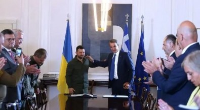 Yunanistan Başbakanı Miçotakis’e Odesa’da patlama şoku! 150 metre uzağına balistik füze düştü