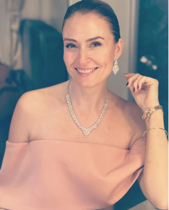 Ceyda Düvenci adeta eridi!