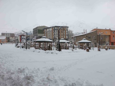 Baskale'de Okullar Tatil Edildi Açiklamasi 65 Yerlesim Yerinin Yolu Kapandi