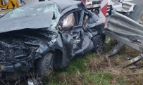 Bozüyük'te Bariyerlere Çarpan Otomobil Sürücüsü Yaralandi