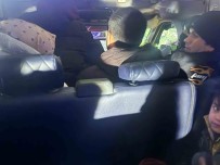 Ezine'de 15 Kaçak Göçmen Yakalandi, 2 Organizatör Tutuklandi