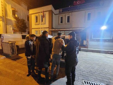 Gelibolu'da Polis Oturma Izni Olmayan 4 Kaçak Göçmen Yakaladi