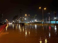 Iskenderun'da Siddetli Yagisla Birlikte Caddeler Göle Döndü