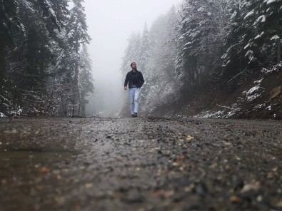 Mart Ayinda Yagan Kar Ormani Beyaz Örtüyle Kapladi