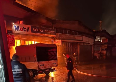 Samsun'da Oto Tamirci Dükkani Alev Alev Yandi