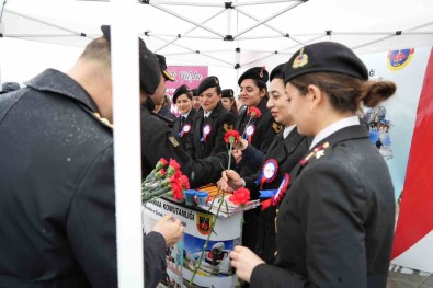 8 Mart Dünya Kadinlar Günü'nde Kadin Astsubaylardan Bogaz'da Nefes Kesen Gösteri