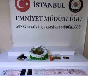 Arnavutköy'de Aranmasi Bulunan Firari Uyusturucuyla Yakalandi