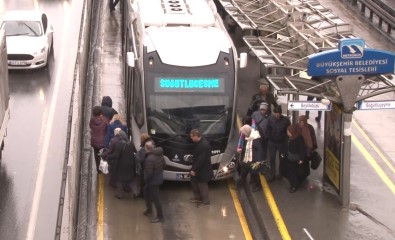Avcilar'da Iki Metrobüs Çarpisti Açiklamasi 5 Yarali