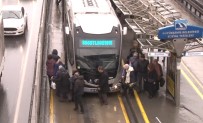 Avcilar'da Iki Metrobüs Çarpisti Açiklamasi 5 Yarali