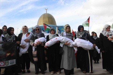 Karaman'da Kadinlardan Israil'e 'Bebek Kefenli' Protesto
