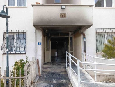 Kundaklanan Apartmandan Sizan Dumanlar Iki Kisiyi Hastanelik Etti