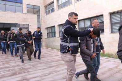 Sosyal Medya Üzerinden Sahte Altinlarla 1 Milyon 325 Bin TL'lik Vurgun Yapan 19 Kisi Adliyeye Sevk Edildi