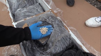 Mobilya Esyalari Arasinda 557 Bin Adet Uyusturucu Hap Ele Geçirildi