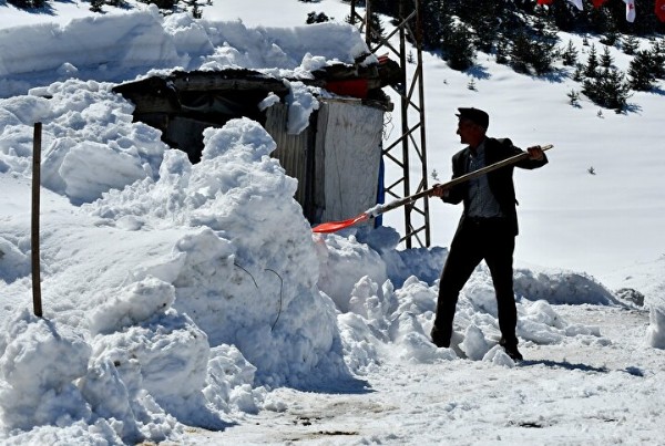 Bu köyde kar 8 ay kalıyor: Umutla baharı bekliyorlar