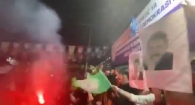 DEM Parti kutlamalarında terör kampını andıran görüntüler! Terörist başı Öcalan'ın posterlerini açtılar...