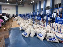 Esenyurt'ta Oy Pusulalarinin Bulundugu Torbalar Ilçe Seçim Kuruluna Getirilmeye Devam Ediyor