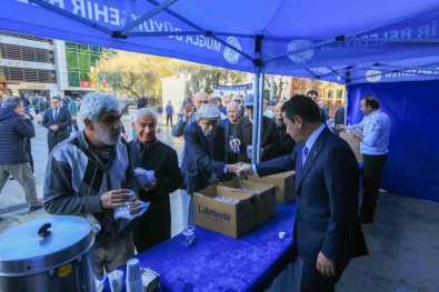 Baskan Aras'tan Bayram Sabahi Vatandaslara Simit Ve Peynir