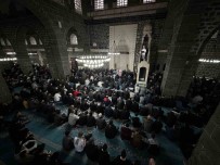 Diyarbakir'da Vatandaslar Bayram Namazi Için Ulu Cami'ye Akin Etti