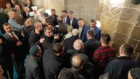 Erzurum'da Protokol, Namaz Sonrasi Ulu Camii'nde Vatandaslarla Bayramlasti Haberi