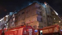 Fatih'te Korkutan Yangin Açiklamasi Binanin Çatisi Alev Alev Yandi