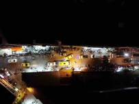 Izmir'de Binlerce Insan Caddede Kurulan Tezgahlara Akin Etti