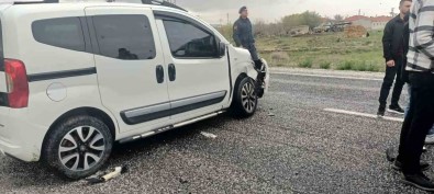 Konya'da Hafif Ticari Araç Ile Otomobil Çarpisti Açiklamasi 7 Yarali