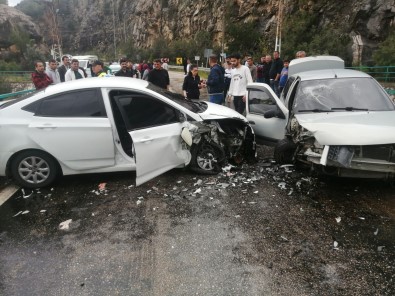 Kozan'da Trafik Kazasi Açiklamasi 1'I Çocuk 6 Kisi Yaralandi