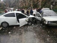 Kozan'da Trafik Kazasi Açiklamasi 1'I Çocuk 6 Kisi Yaralandi Haberi
