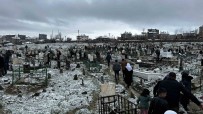 Yüksekova'da Vatandaslar Mezarliklara Akin Etti Haberi